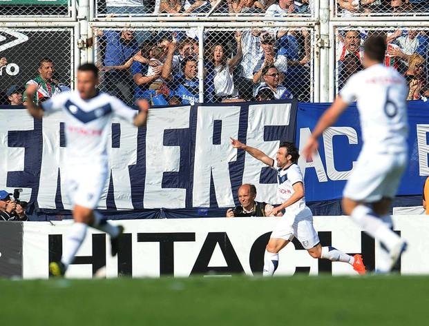 Vélez derrotó a Central y Pavone llegó al gol 100 en el fútbol argentino