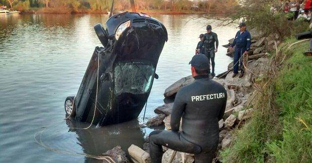 Estaba aprendiendo a manejar, cayó con su auto al río y murió ahogada