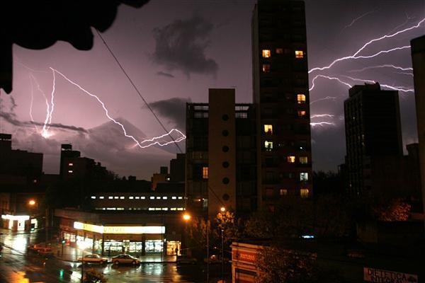 Especialistas explican cómo actuar frente a las tormentas con descargas eléctricas