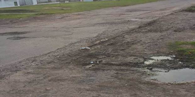 Quejas por los baches en 1 entre 80 bis y 81
