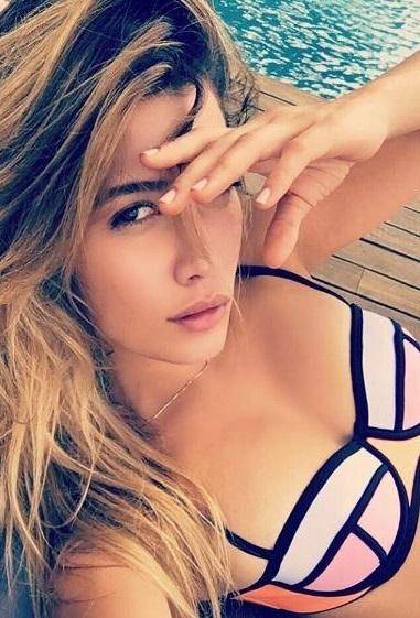 La hija de Luis Miguel deslumbra en las redes sociales con ardientes fotos