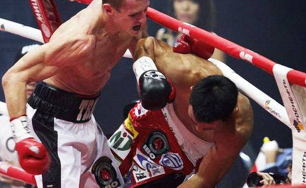 -VIDEO- Tremenda trompada lo saca del ring