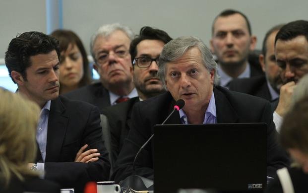 Recomiendan a Aranguren que se desprenda de las acciones de Shell