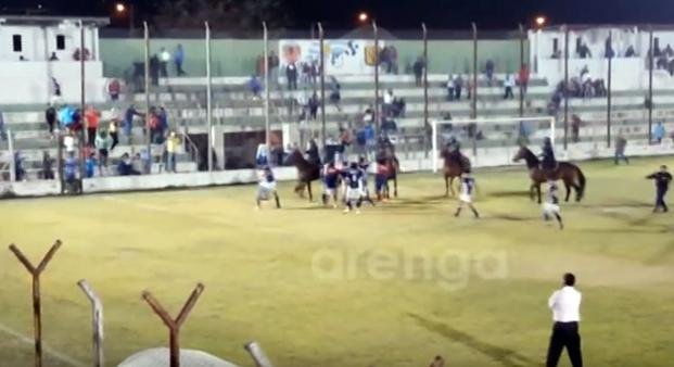 -VIDEO-Incidentes en el Federal B: la policía entró con caballos al campo
