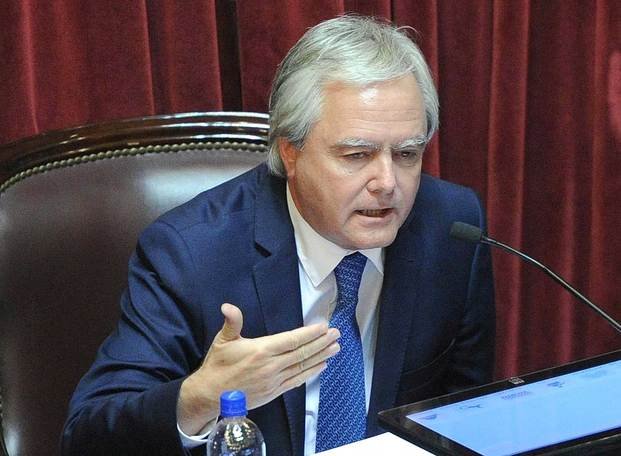 Pinedo: Aranguren debe vender las acciones de Shell o renunciar