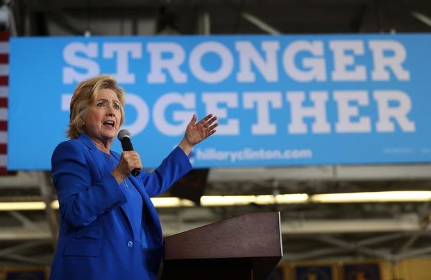 La neumonía de Clinton se mete de lleno en la campaña electoral