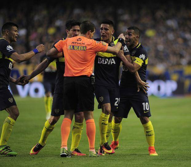 A Tevez le caerían no menos de tres fechas