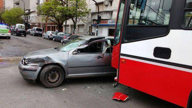 Demoras en 12 y 44 por un choque
entre un micro y un auto