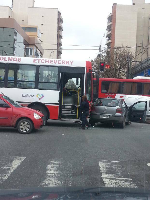 Un conductor herido por un choque en 44 y 12