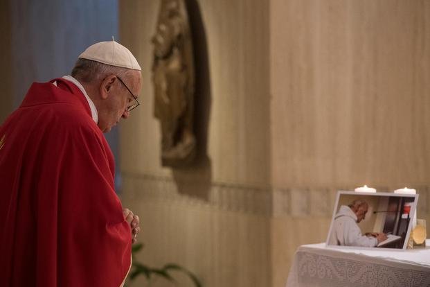 Francisco dio una misa en homenaje al sacerdote francés asesinado por terroristas