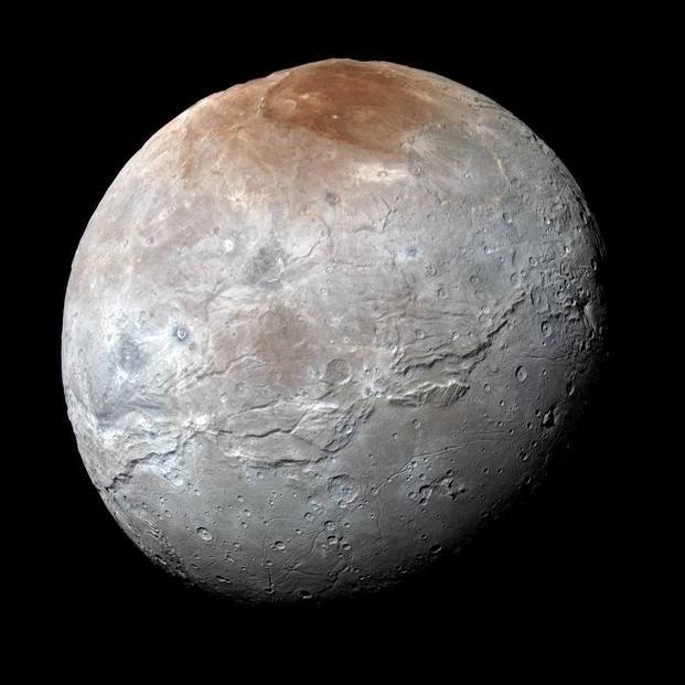 Plutón “pinta” su luna Charon de color rojo