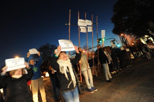 Protesta vecinal y bocinazos en Tolosa pidiendo más seguridad