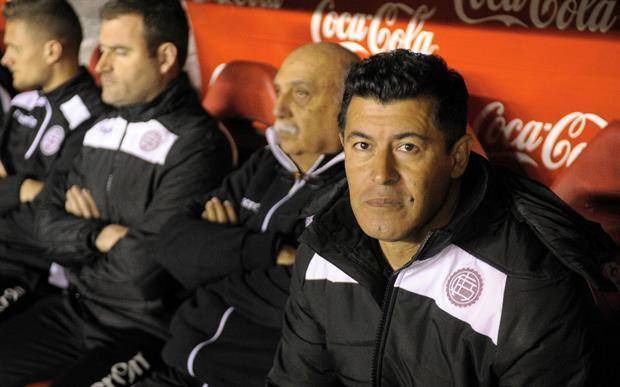 Un final caliente en Avellaneda: Almirón enojado con Milito dijo "Ya nos vamos a cruzar cara a cara"