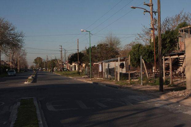 Le pegaron tres tiros frente a la puerta de su casa en Ringuelet