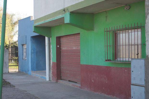 Llegaron en auto, entraron en un almacén y se llevaron la plata