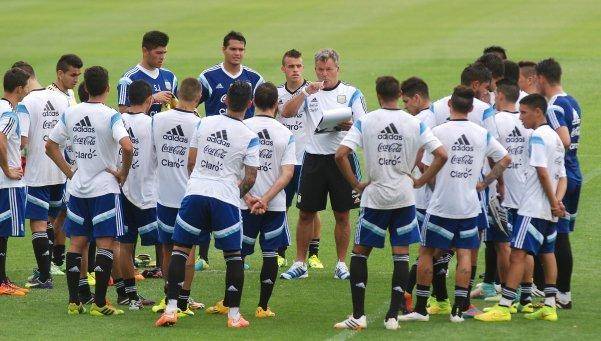 Cuáles son los cuatro cuerpos técnicos seleccionados para dirigir las Juveniles de AFA