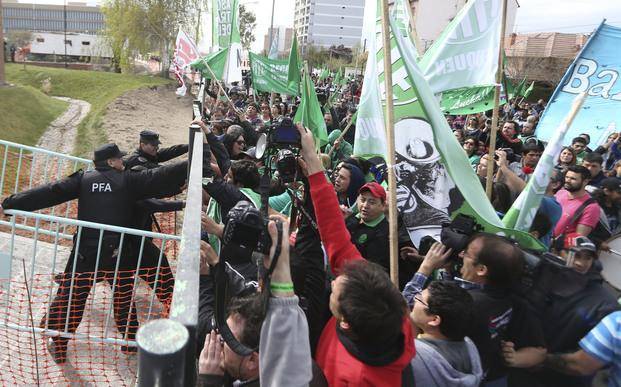 Neuquén: incidentes en audiencia por suba de gas