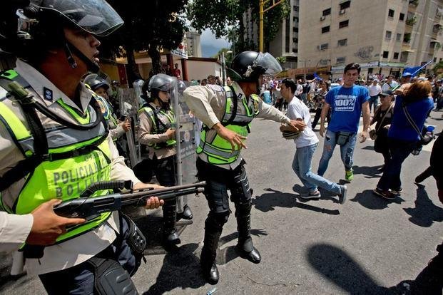 La oposición sale otra vez a la calle y desafía a Maduro
