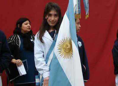 En la escuela y el deporte, Julieta viaja sobre patines