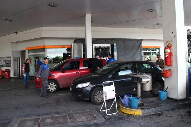 VIDEO- Lo rociaron con nafta al intentar asaltar una YPF de City Bell