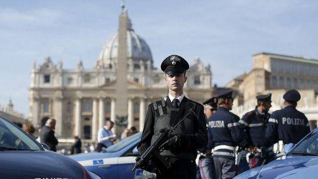 Un hombre irrumpió violentamente en el Vaticano pidiendo ver al Papa