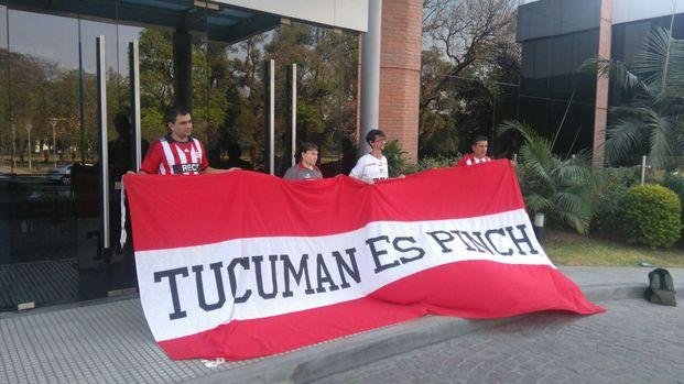 VIDEO- A Estudiantes lo recibieron de rojo y blanco en Tucumán