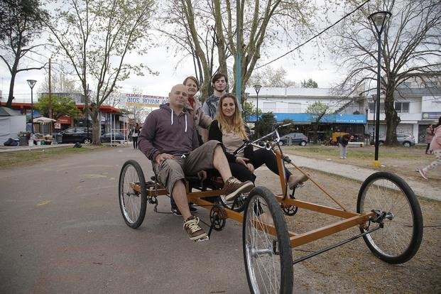 Una familia hizo el Eco-Bell y salió a pasear por las plazas