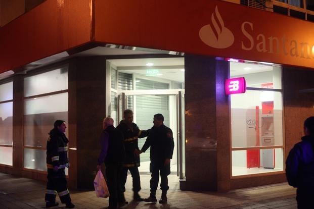Revuelo por        un principio de incendio en un banco de La Loma