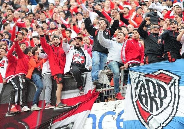 En el Monumental, todos de pie para aplaudir a Maidana