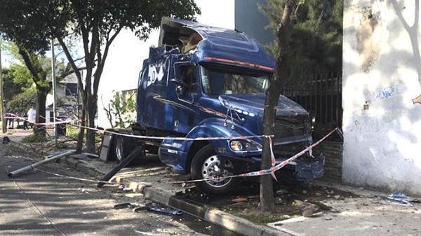 Un hombre y su hijo murieron tras ser embestidos por un camión