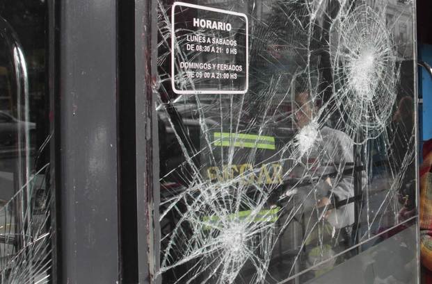 Video: roban en local de ropa ubicado en 
plena calle 8