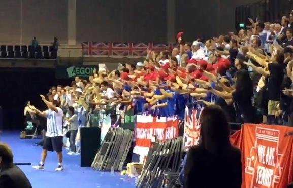-VIDEO-Los británicos, a pesar de la derrota, hicieron el baile del Yacaré