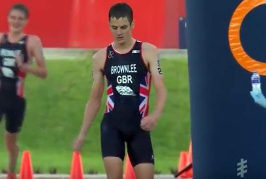 Dramático y emotivo final de triatlón en México (VIDEO)