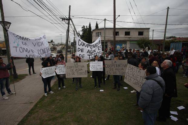 Movilización en Melchor Romero en pleno conflicto por la Cooperativa de agua potable