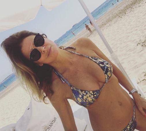 A los 50, Flavia Palmiero derrocha sensualidad en tierras europeas
