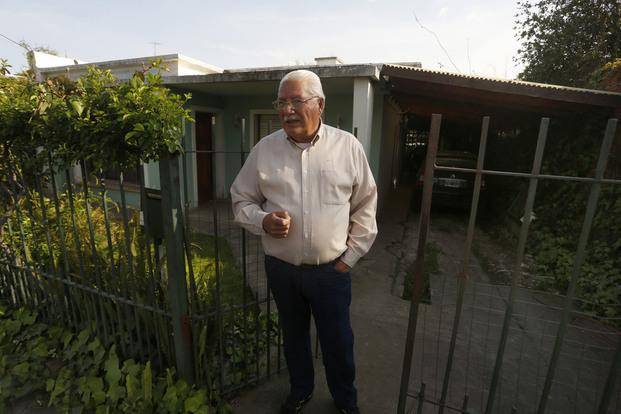 Ataron a un hombre frente a su familia, en Villa Elisa