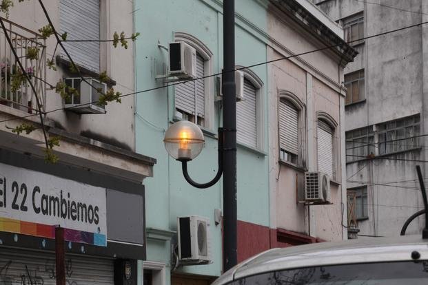 Derroche en diagonal 77 entre 4 y 6 por luminarias que están encendidas día y noche