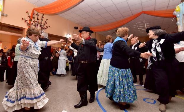 Con tango, folklore, y coro los jubilados celebraron su día