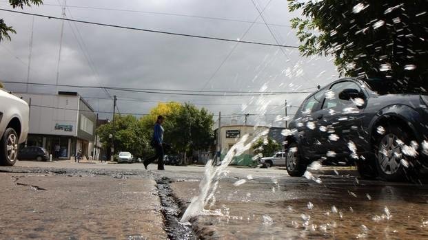 Suman reclamos de obras por el servicio de agua en La Plata