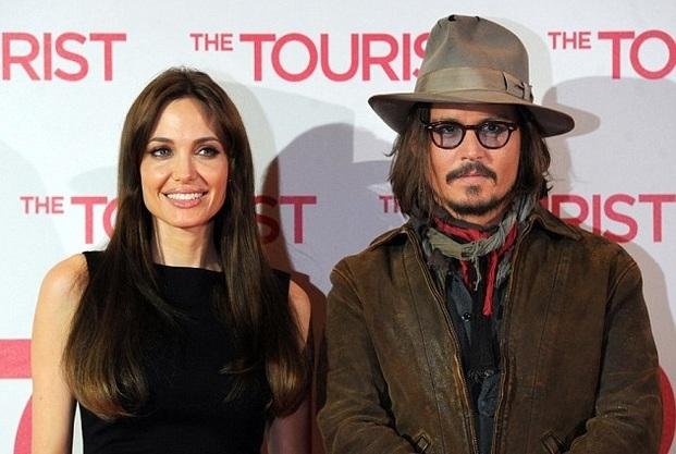 Angelina Jolie, consolada por ¡Johnny Depp!