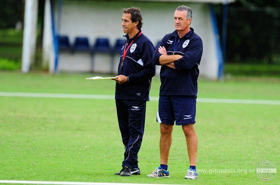 Alfaro probó con otro sistema táctico en la última práctica