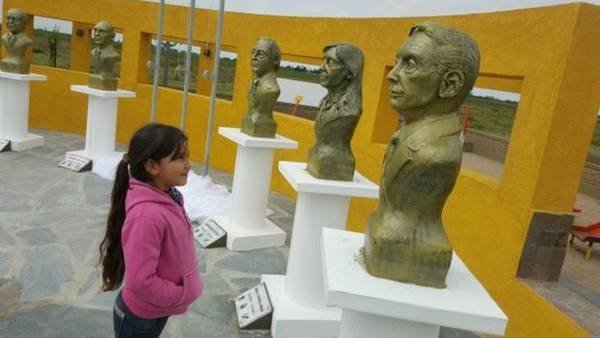 Intendenta kirchnerista inauguró el primer busto de Macri