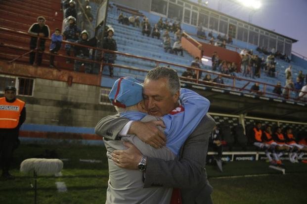 Caras conocidas, abrazos,  amigos y hermanos