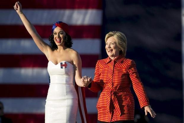 Video: Aún desnuda, Katy Perry votará por Hillary