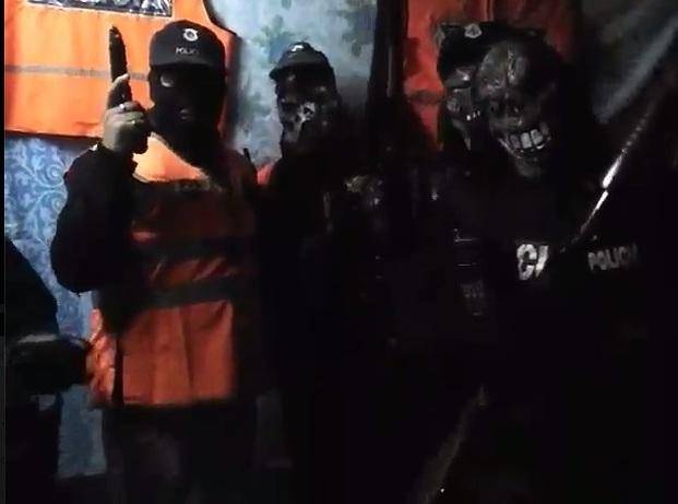 Delincuentes amenazan a policía y lo acusan de liberar la zona de robo millonario