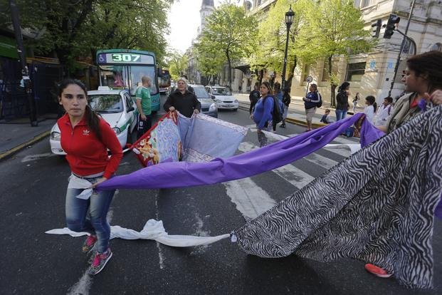 Agitada protesta tras otra ofensiva contra manteros