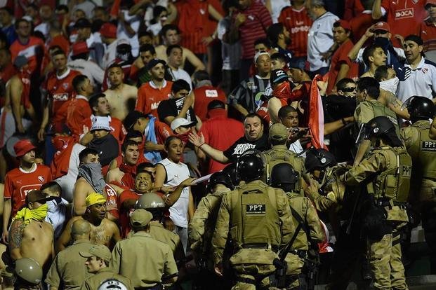 Hinchas de Independiente heridos durante un violento cruce con la Policía brasileña