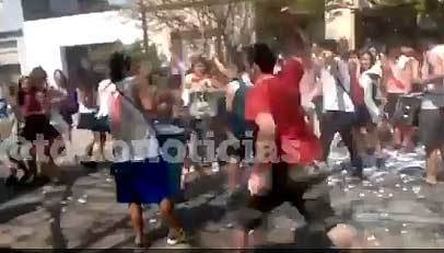 Video: festejaban que se iban a Bariloche cuando un hombre los agredió con un palo