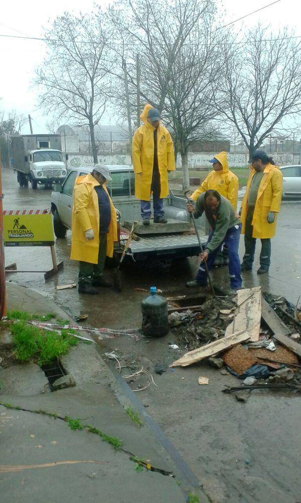 Servicios públicos reparó tapas de sumideros en Solano