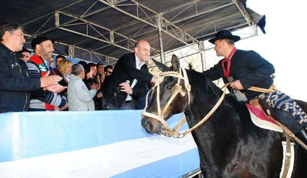 Molina presenció el desfile del Barrio "La Paz"